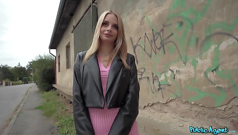 Hawti babe plays with her boyfriend